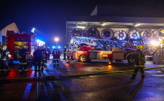 Sieben Feuerwehren bei Brand in einem Unternehmen in Eferding im Einsatz