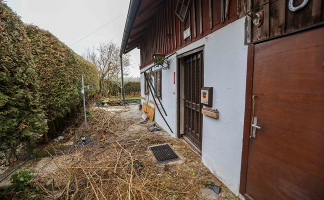 PKW nach Fahrt durch Garten eines Hauses in Maria Schmolln vermutlich mit Traktor abgeschleppt