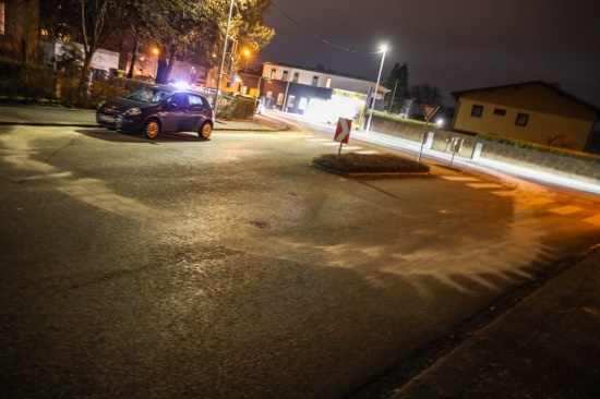 �lspur im Stadtgebiet von Wels verteilt - Feuerwehr mit Bindemittel im Einsatz