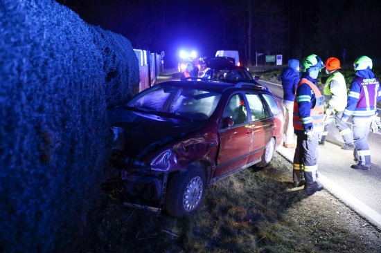 Auto bei Unfall in Thalheim bei Wels in Gartenhecke gelandet