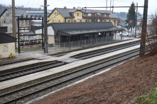 Fahrgast im Bahnhof in Kremsmünster von einfahrendem Zug erfasst und schwer verletzt