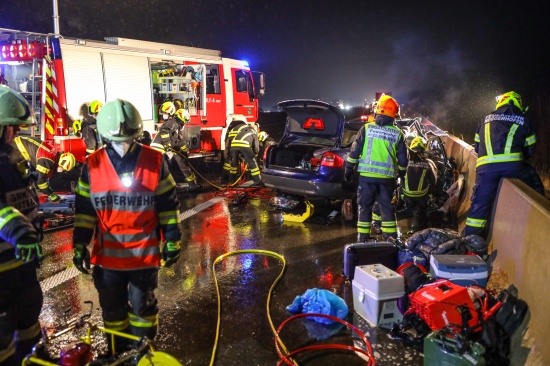Fünf teils Schwerverletzte bei Unfall auf Innkreisautobahn in Aistersheim nach gefrierendem Regen