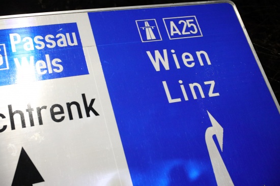 Auffahrunfall zwischen LKW und PKW auf Welser Autobahn bei Weikirchen an der Traun