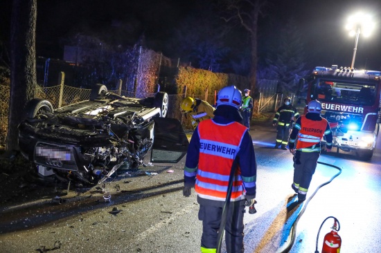 Autoberschlag nach Anprall an Baum in Wels-Vogelweide