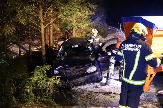Fahrzeug bei Verkehrsunfall in St. Johann am Wimberg in Wald geschleudert