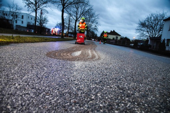 Einsatz der Feuerwehr bei Bindearbeiten von l auf der Fahrbahn in Marchtrenk