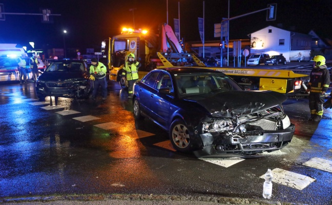 Schwerer Kreuzungscrash zwischen zwei PKW auf Kremstalstrae in Ansfelden