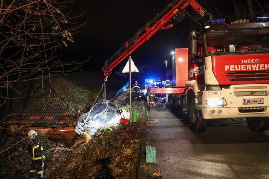 Auto nach berschlag in Thalheim bei Wels am Dach und auf dem Dach liegend zum Stillstand gekommen