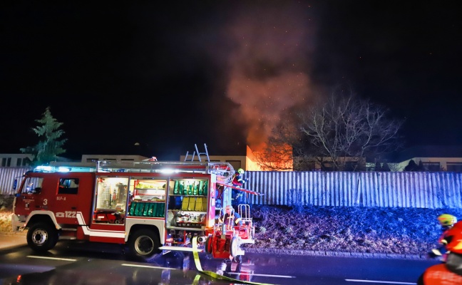 Zwei Feuerwehren bei Brand einer Terrasse in der Silvesternacht in Traun im Einsatz