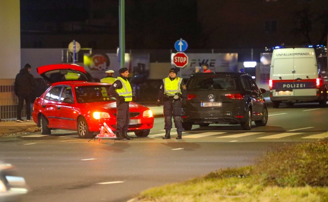 Kreuzungsunfall im Abendverkehr in Wels-Pernau sorgte für erhebliche Behinderungen