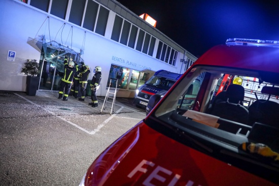 Glasvordach in Wels-Neustadt bei Unfall durch Bus beschdigt