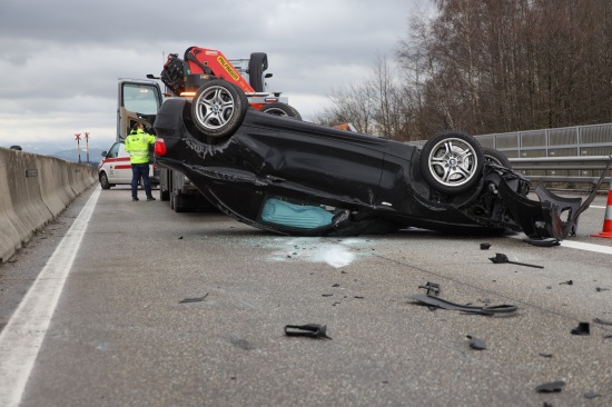 Auto im Bereich Knoten Voralpenkreuz auf Westautobahn in Sattledt berschlagen