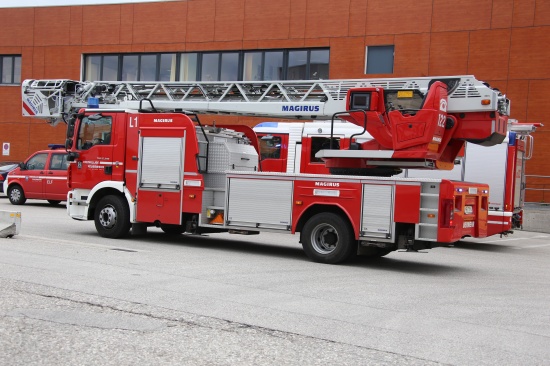Feuerwehr bei Kleinbrand in einem Einkaufszentrum in Wels-Pernau im Einsatz