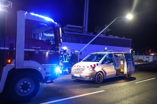 Straenlaterne in Schrglage: Einsatz der Feuerwehr in Wels-Vogelweide
