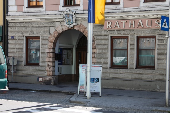 74-jährige PKW-Lenkerin krachte ins Schwanenstädter Stadtamt