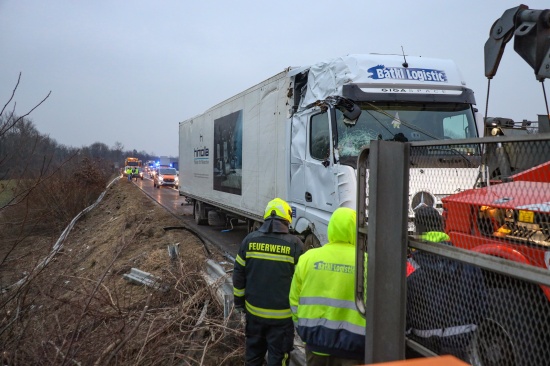LKW auf Welser Autobahn bei Pucking von Strae abgekommen und in Bschung gelandet