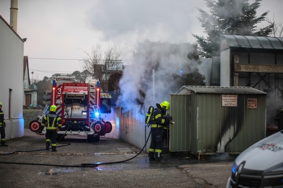 Brand einer Mllinsel bei einem Gebude in Marchtrenk