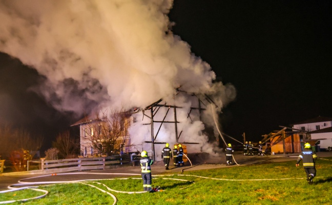 Acht Feuerwehren bei Brand eines Gebudes in Altheim im Einsatz