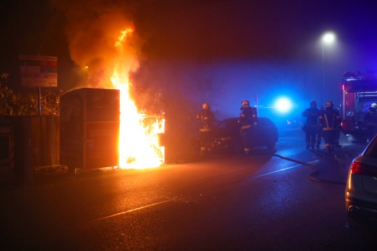 Feuerwehr bei Brand einer Altstoffsammelstelle in Wels-Neustadt im Einsatz