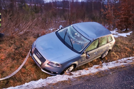 Fahrzeug bei Verkehrsunfall in Waldburg in Bschung geschleudert