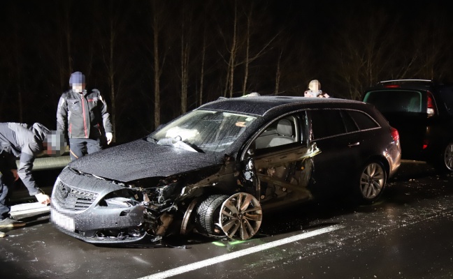 Schwere Kollision zwischen zwei Fahrzeugen in Helfenberg fordert drei Verletzte