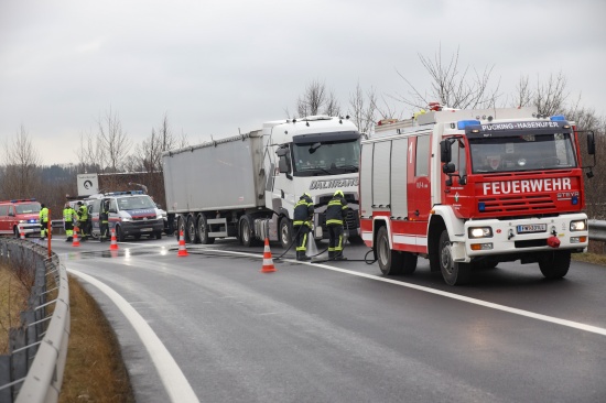 Feuerwehr bei Brandverdacht an einem LKW auf Welser Autobahn in Weikirchen an der Traun im Einsatz