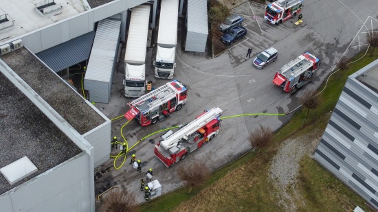 Drei Feuerwehren bei Brand bei einem Unternehmen in Kremsmnster im Einsatz