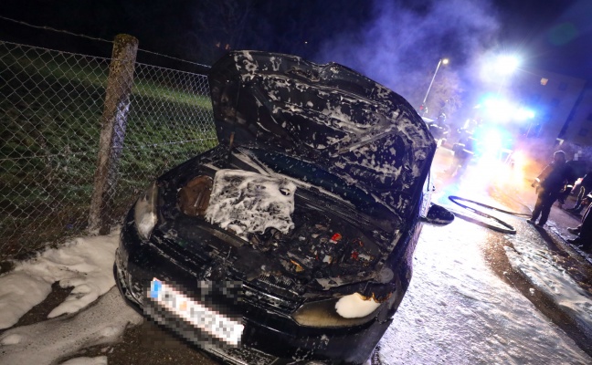 Brandstiftung: Abgestellter PKW in Lambach nach Drohung angezündet