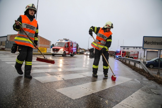 Feuerwehr beserlte berschaubare Menge Schotter aus Kreuzungsbereich in Marchtrenk