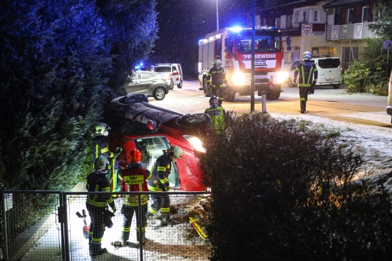 Zwei Insassen nach Verkehrsunfall in Thalheim bei Wels durch Feuerwehr aus Auto befreit