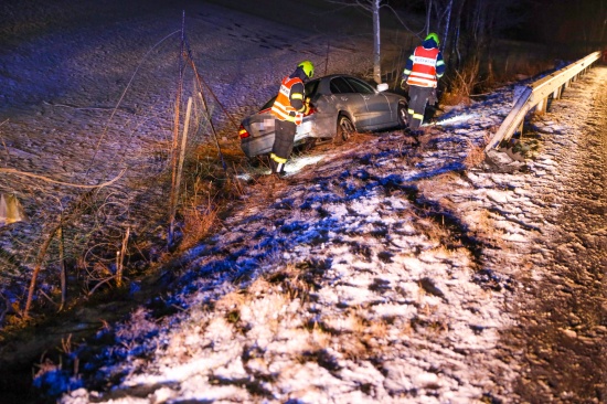 Auto auf Pyhrnpass Strae in Thalheim bei Wels von Fahrbahn abgekommen