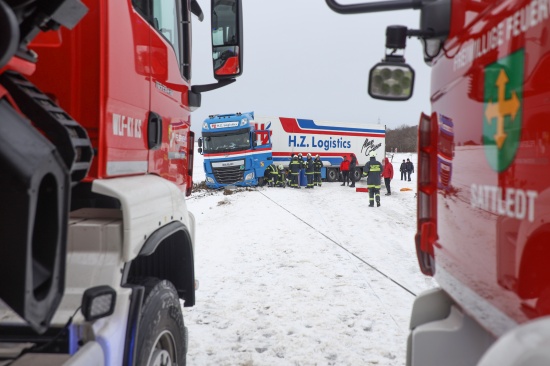 Querstehend festgefahren: LKW bei winterlichen Fahrbedingungen in Sattledt im Acker gelandet