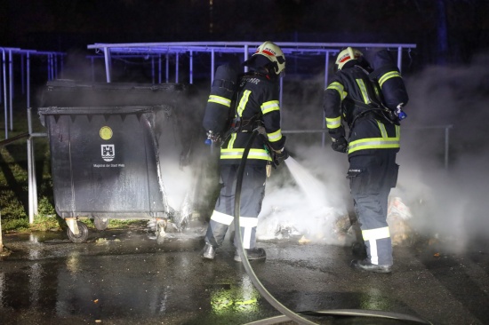 Brand eines Abfallcontainers vor einem Mehrparteienwohnhaus in Wels-Neustadt