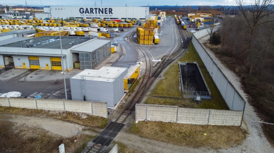 Stromschlag durch Oberleitung: Tote Person auf Container-Gterzug in Edt bei Lambach entdeckt