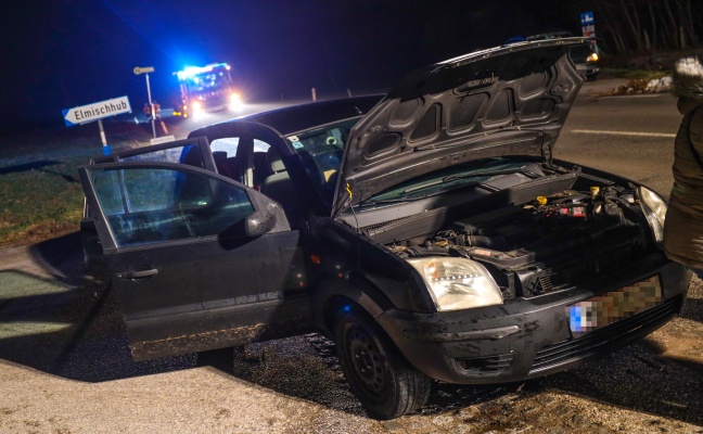 Rauchender PKW sorgt fr Einsatz der Feuerwehr nahe Krenglbach beziehungsweise Pichl bei Wels