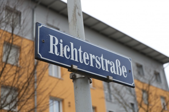 Kind in einer Kinderkrippe in Leonding mit Hand zwischen Trstock und Tr eingeklemmt