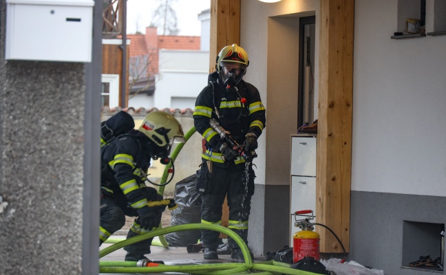 Feuerwehr bei Zimmerbrand in einem Wohnhaus in Wels-Neustadt im Einsatz