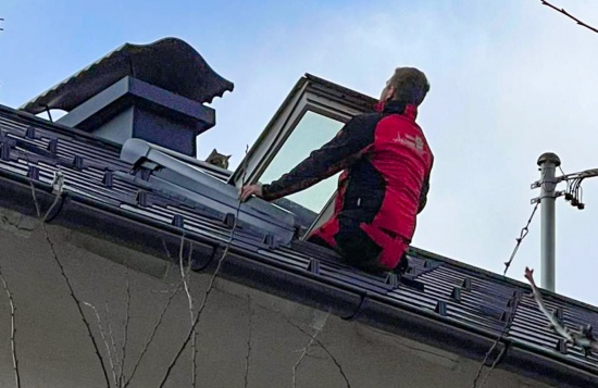Katze vom rutschigen Blechdach eines Hauses in Pichl bei Wels gerettet