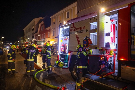 Drei Feuerwehren bei Brand im Ortszentrum von Neumarkt im Hausruckkreis im Einsatz