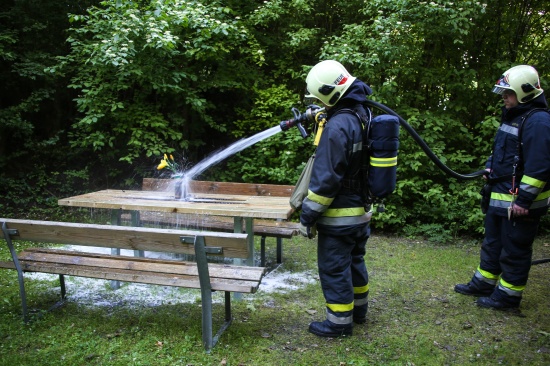 Brennenden Tisch einer Parkbank rasch abgelöscht