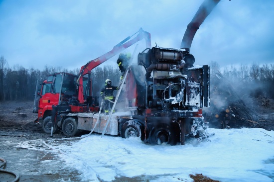 Brand eines Holzhäckslers in Steyregg sorgt für langwierigen Einsatz der Feuerwehr