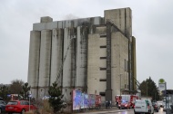 Brand im Silo: Feuer bei Abbrucharbeiten in Wels-Pernau sorgen für größeren Einsatz der Feuerwehr