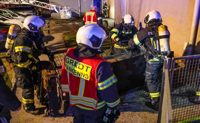 Menschenrettung durch Feuerwehr bei Kellerbrand in einem Mehrparteienwohnhaus in Enns