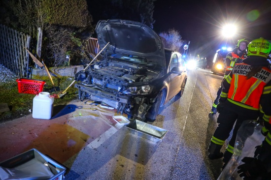 Autolenker kracht in Marchtrenk gegen Straenlaterne, Hecke und Gartenzaun
