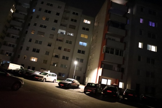 Einsatzkr�fte zu n�chtlichem Einsatz in Mehrparteienhaussiedlung in Leonding alarmiert
