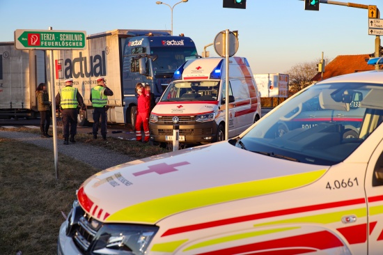 Fugnger auf Kremstalstrae in Ansfelden von LKW berrollt und schwer verletzt