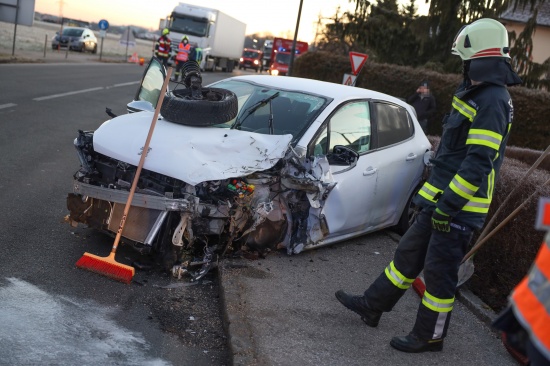 Schwerer Crash zwischen zwei Fahrzeugen in Regau