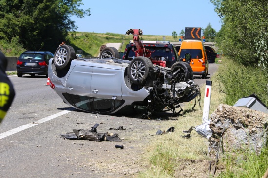 PKW bei Verkehrsunfall auf der Pyhrnautobahn in Wartberg an der Krems überschlagen