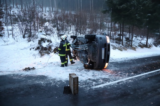 Kleintransporter bei Verkehrsunfall in Helfenberg umgestrzt