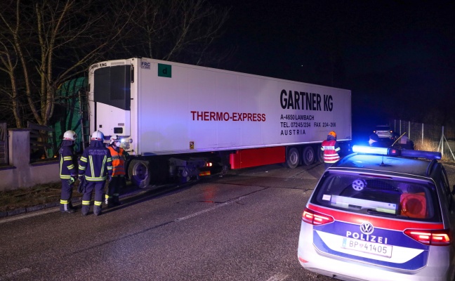 LKW bei Verkehrsunfall in Krenglbach gegen Gartenzaun gekracht